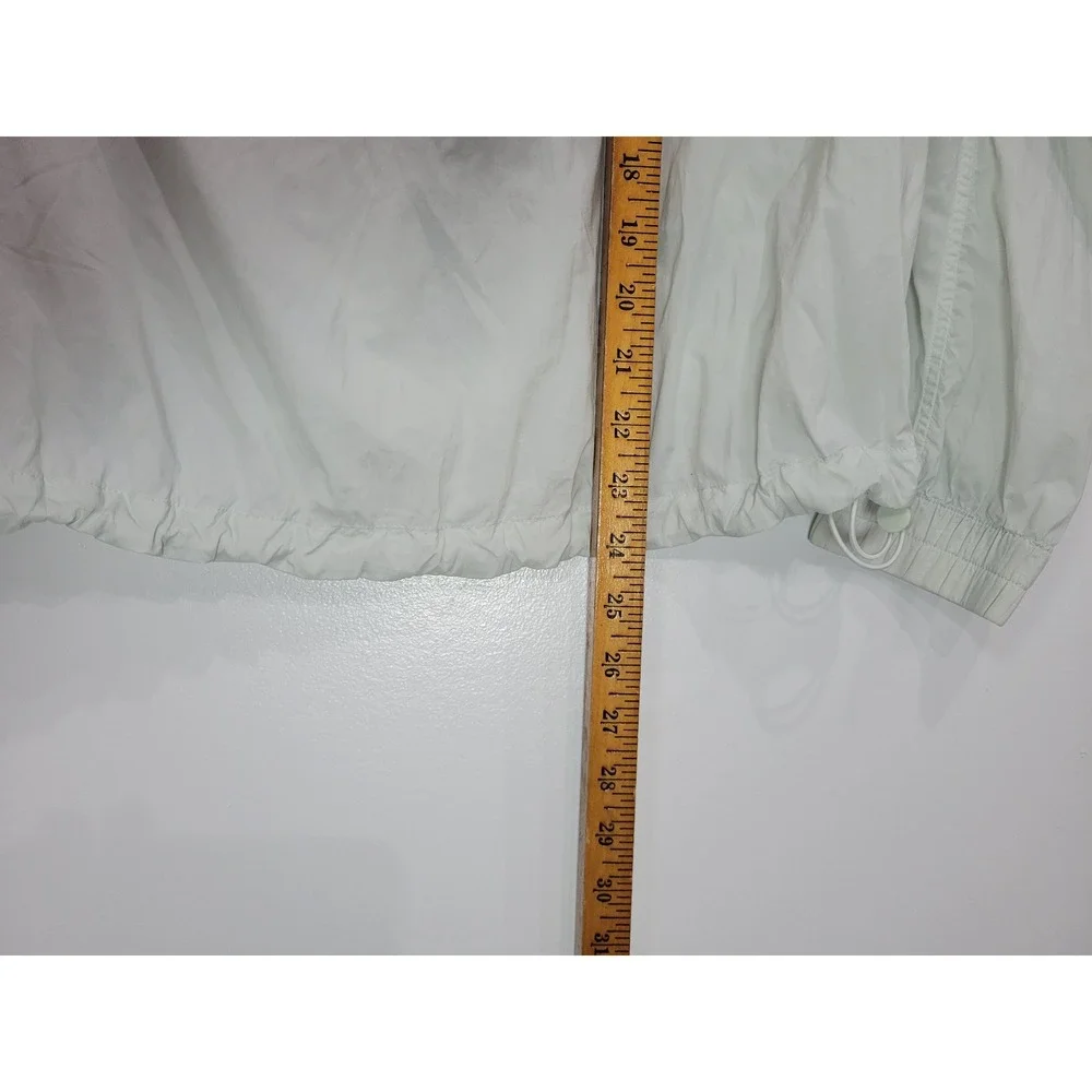 Lululemon Lightweight Hood Lite Windbreaker Packable Jacket Pale‎ Green Size 6